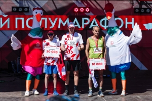 02 июня 2024 г. в селе Париж Челябинской области Виктор Хайков принял участие в &quot;Парижском полумарафоне&quot; и вручил призы победителям