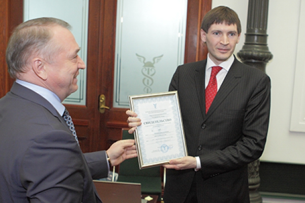 Президент ТПП РФ Сергей Катырин вручает Свидетельство о присоединении к антикоррупционной Хартии прездиенту Национальной Ассоциации нефтегазового сервиса Виктору Хайкову