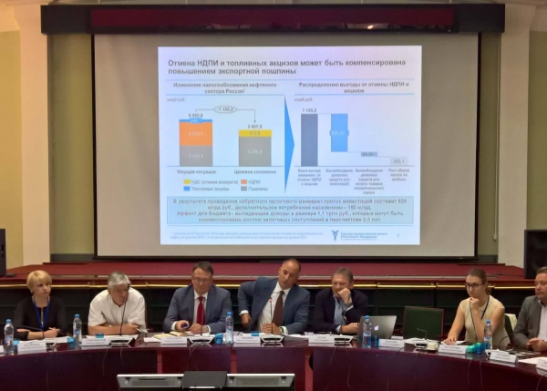 27 июля 2016 г. на заседании Совета ТПП РФ по промышленному развитию Виктор Хайков предложил ввести налоговые вычеты для нефтегазодобывающих компаний при приобретении ими отечественной продукции и услуг
